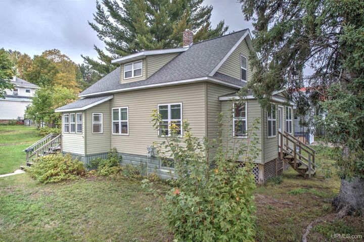 Property Photo:  1410 Front Street  MI 49945