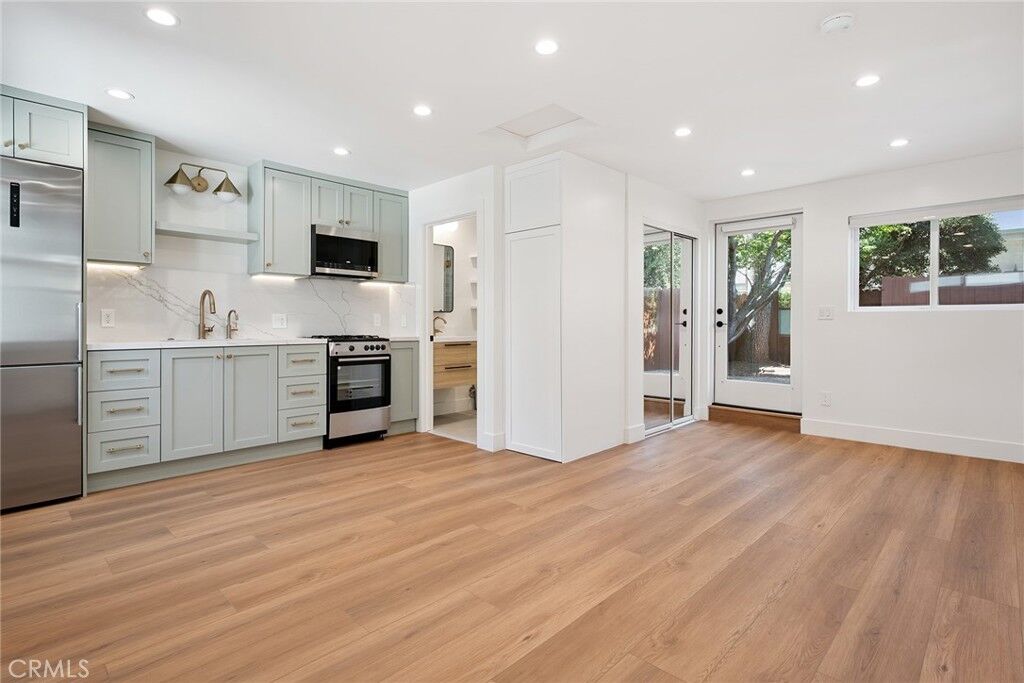 Property Photo:  4039 Colonial Avenue  CA 90066 