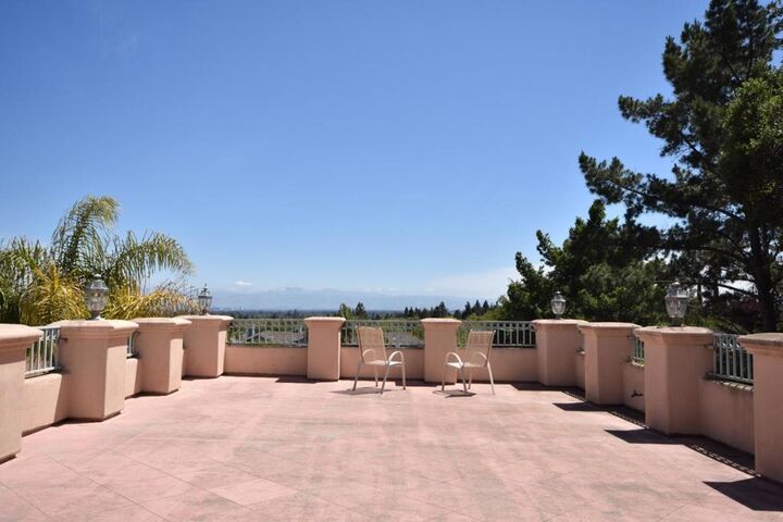 Property Photo:  