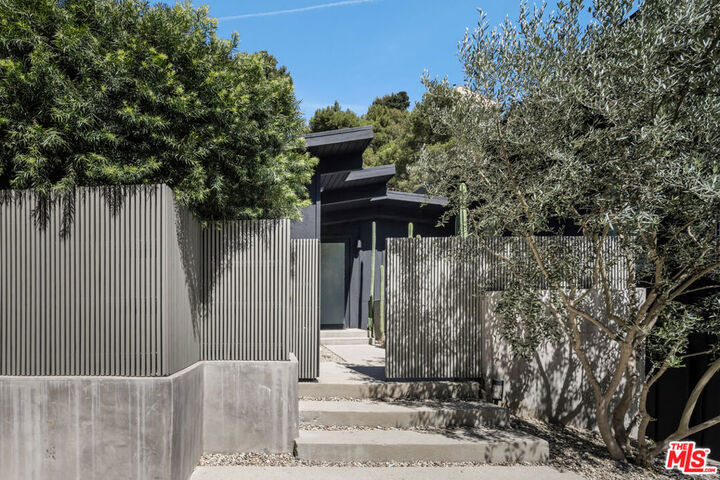 Property Photo:  2538 Greenvalley Road  CA 90046 