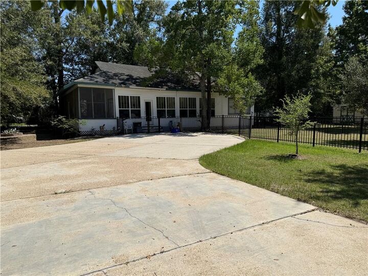 Property Photo: 1930 Montgomery Street LA 70448