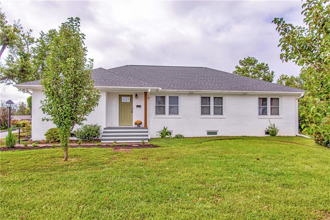 Property Photo: 1120 W Cypress Street AR 72756