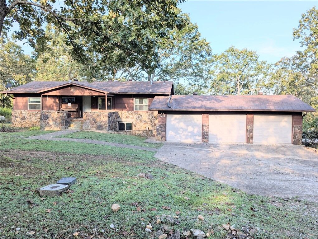 Property Photo:  1218 N Fry Street  AR 72644 