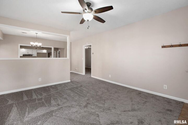 Property Photo:  1104 E Reeves Street  IL 62959 