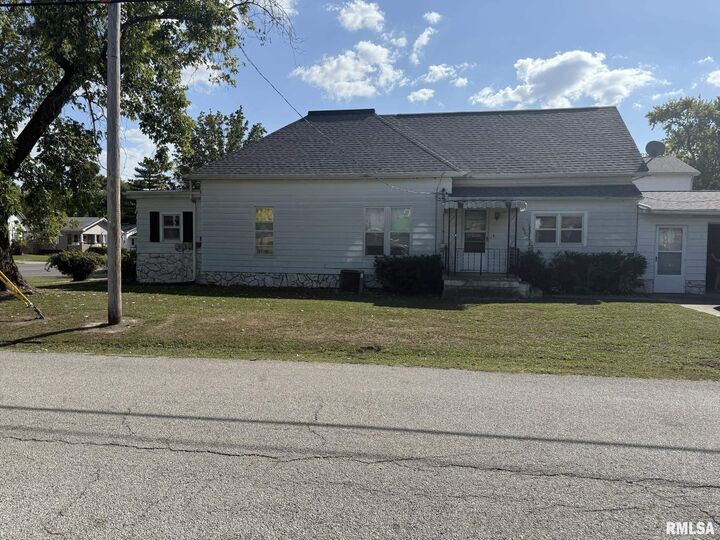 Property Photo:  501 S Washington Street  IL 62832 