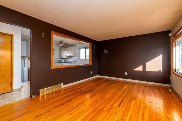 Property Photo:  5704 51 Street  AB T9V 0R5 