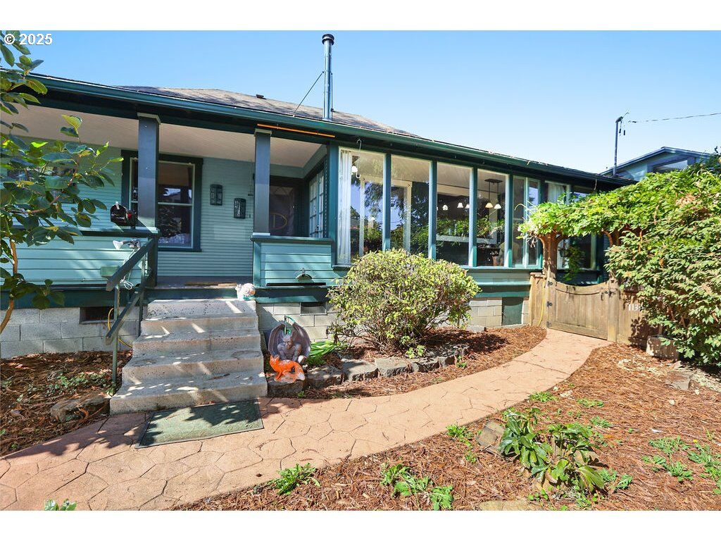 Property Photo:  1132 Ash Ave  OR 97424 