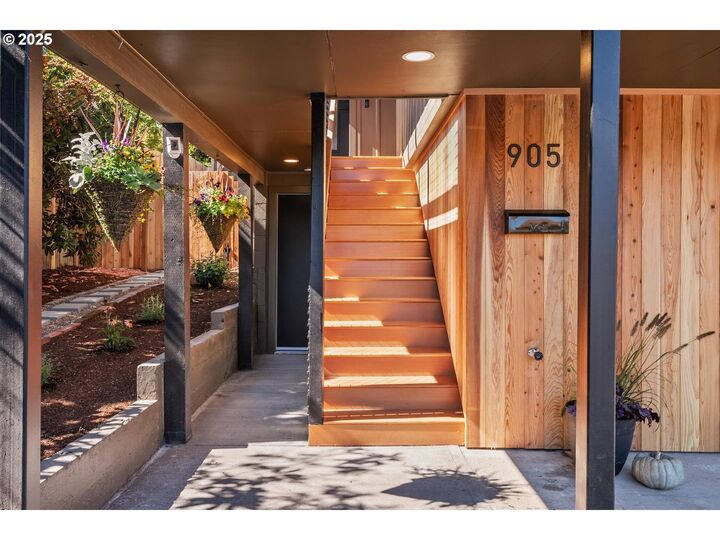 Property Photo:  905 SE 73rd Ave  OR 97215 