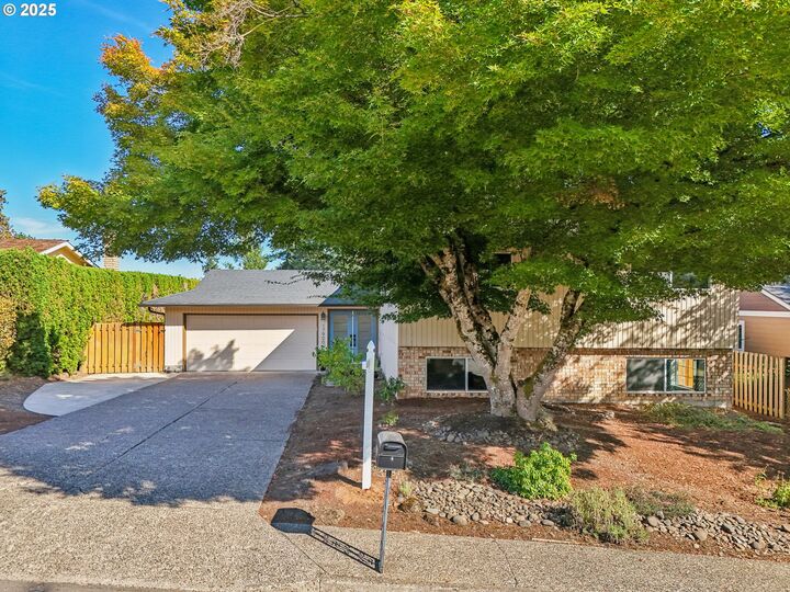 Property Photo: 17900 Monticello Dr OR 97027