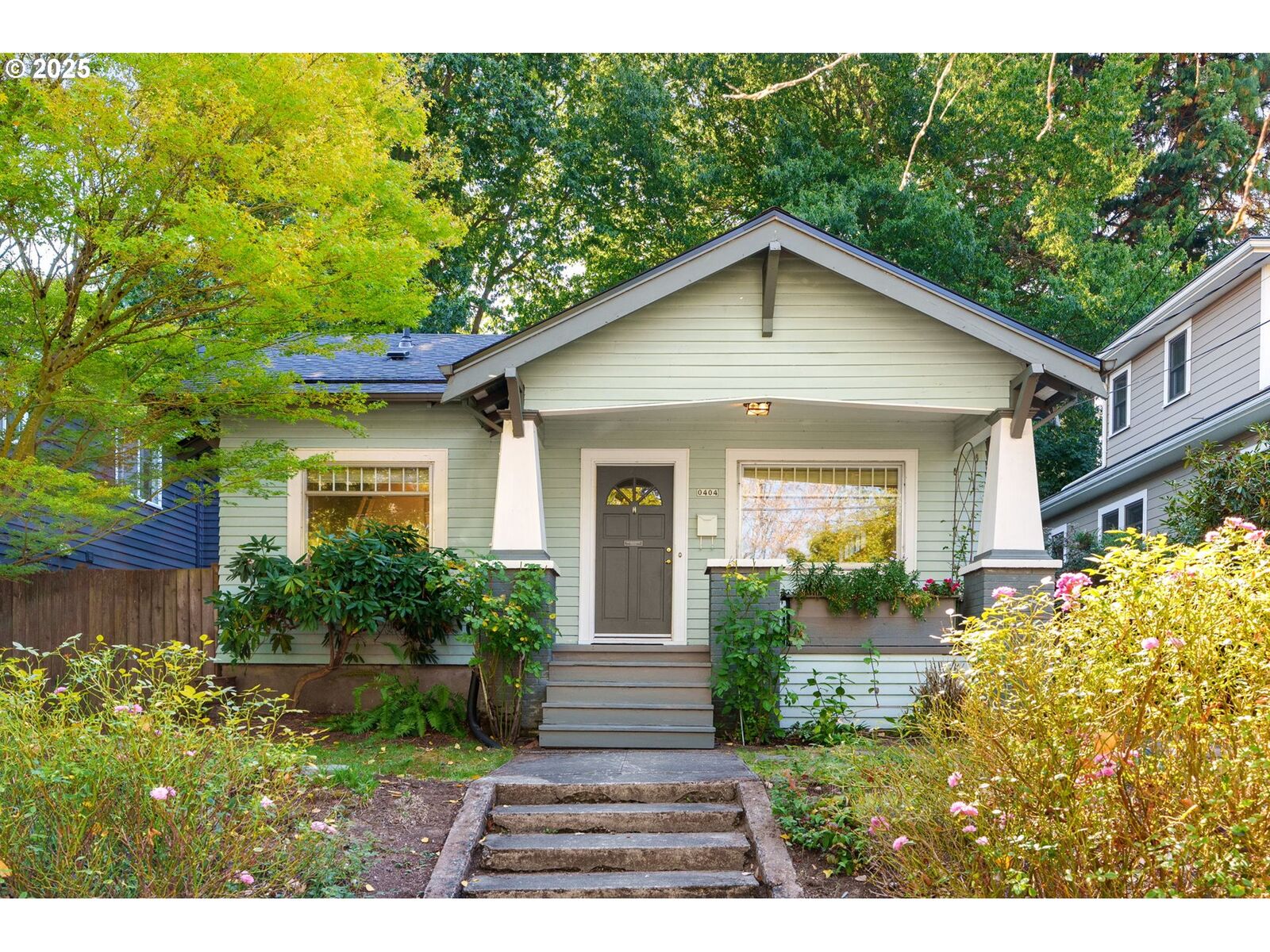 Property Photo:  404 S Dakota St  OR 97239 