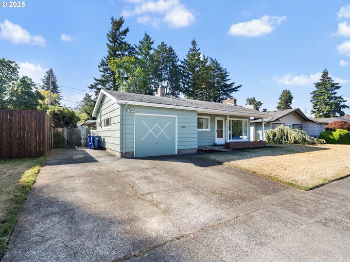 Property Photo:  11908 NE Knott St  OR 97220 