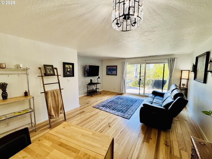 Property Photo: 2261 Ridgeway Dr OR 97401