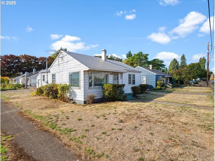 Property Photo:  6248 NE Wasco St  OR 97213 