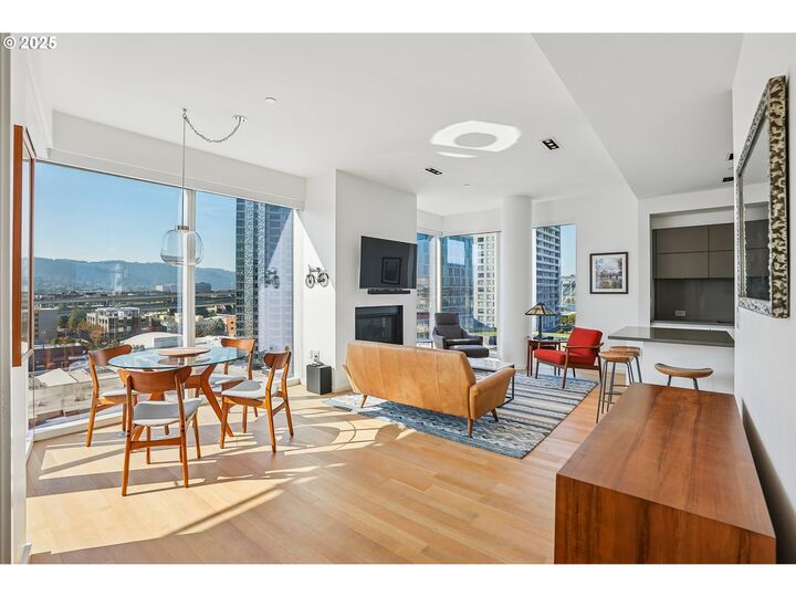 Property Photo:  1075 NW Northrup St 1012  OR 97209 