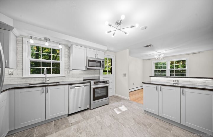 Property Photo:  30 Glen Lane  CT 06437 