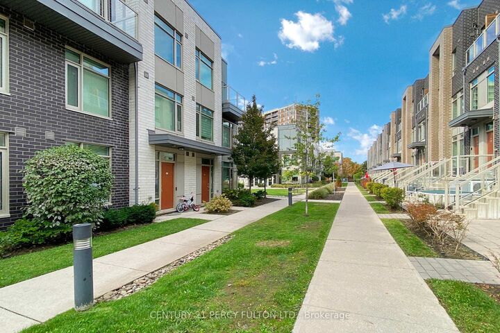 Photo de la propriété:  15 Applewood Lane 93  ON M9C 2Z7