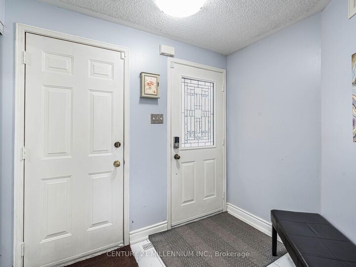 Property Photo:  425 Elmwood Court  ON L1G 7X8 