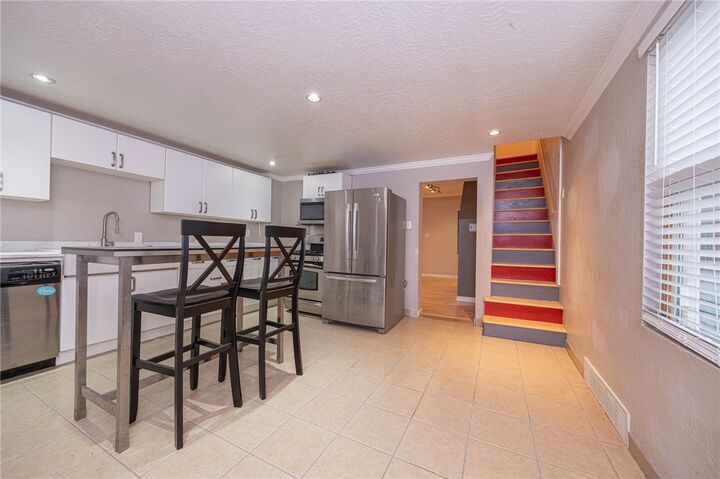 Property Photo:  1618 W Railroad St  PA 15106 