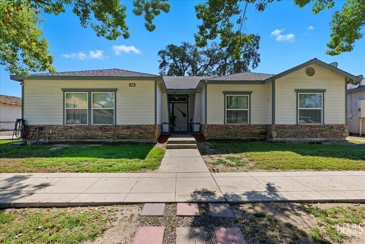 Property Photo:  237 W Tulare Avenue  CA 93274 
