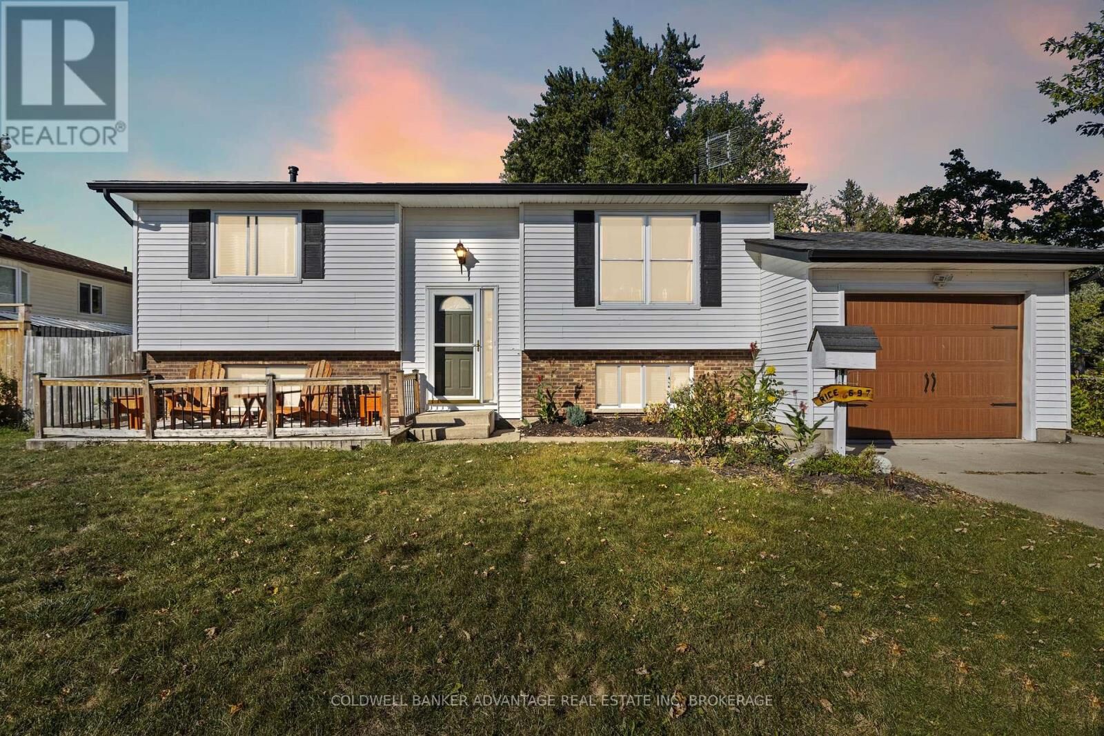 Property Photo: 697 Ferndale Avenue ON L2A 5C7