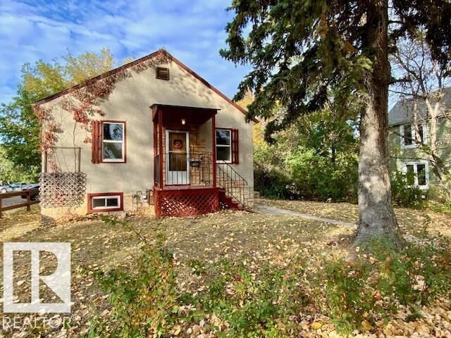 Photo de la propriété:  5104 52 Avenue  AB T9A 0X3 