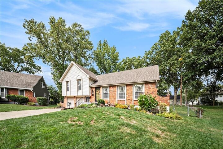 Property Photo:  2704 NE 67th Place  MO 64119 