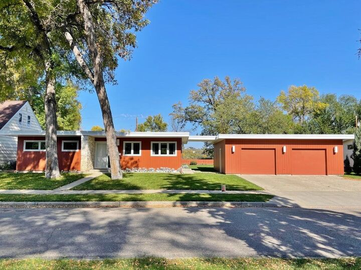 1028 W Central Avenue  Minot ND 58701 photo