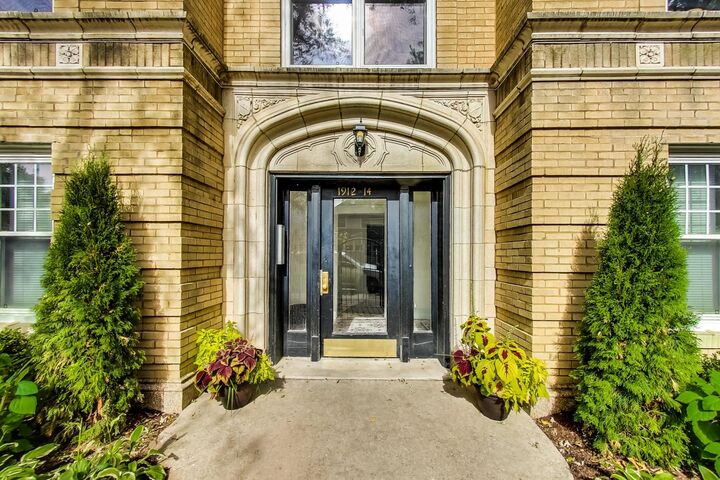 Property Photo:  1914 W Chase Avenue 106  IL 60626 