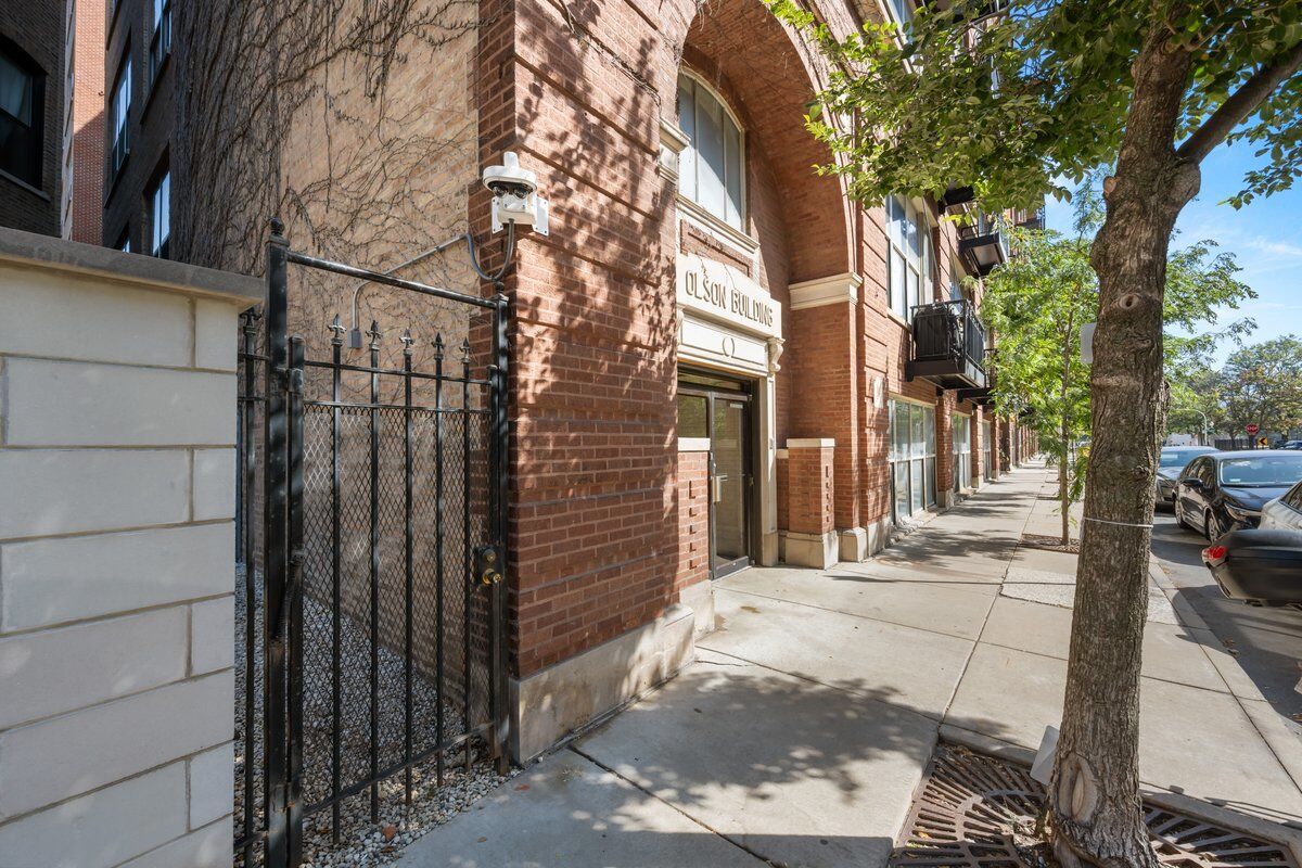 Property Photo:  1500 W Monroe Street 409  IL 60607 