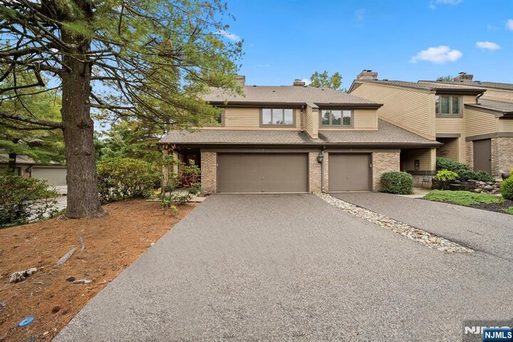 8 Sandburg Court  Mahwah NJ 07430 photo