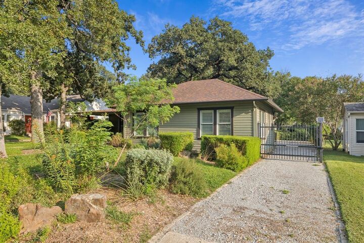 Property Photo:  2517 Goldenrod Avenue  TX 76111 