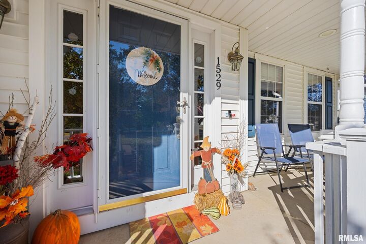 Property Photo:  1529 N Logan Street  IL 61523 
