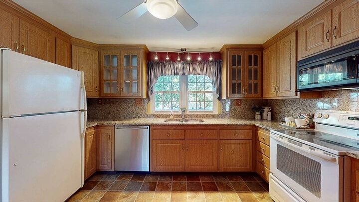 Property Photo:  14 Housatonic St  MA 01606 