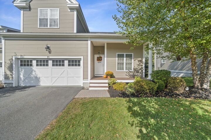 Property Photo:  7 Lilac Cir B  MA 01450 
