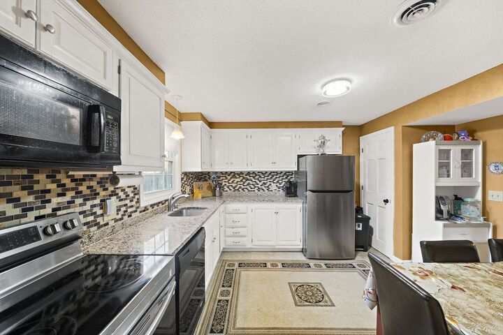 Property Photo:  95 Pilgrim Cir 95  MA 01844 