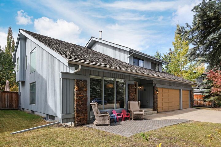 Property Photo:  132 Oakmount Road SW  AB T2V 4X4 