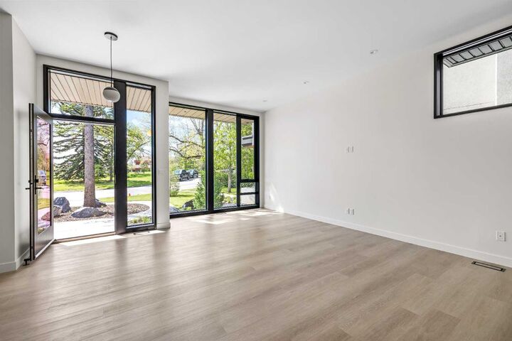 Property Photo:  3C Willow Crescent SW  AB T3C 3B8 