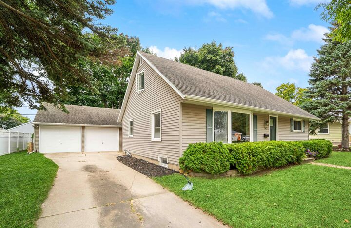 Property Photo: 1413 E Pershing Street WI 54911