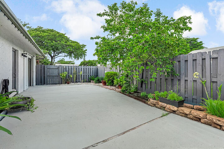 Property Photo: 1139 Summit Trail Circle B FL 33415