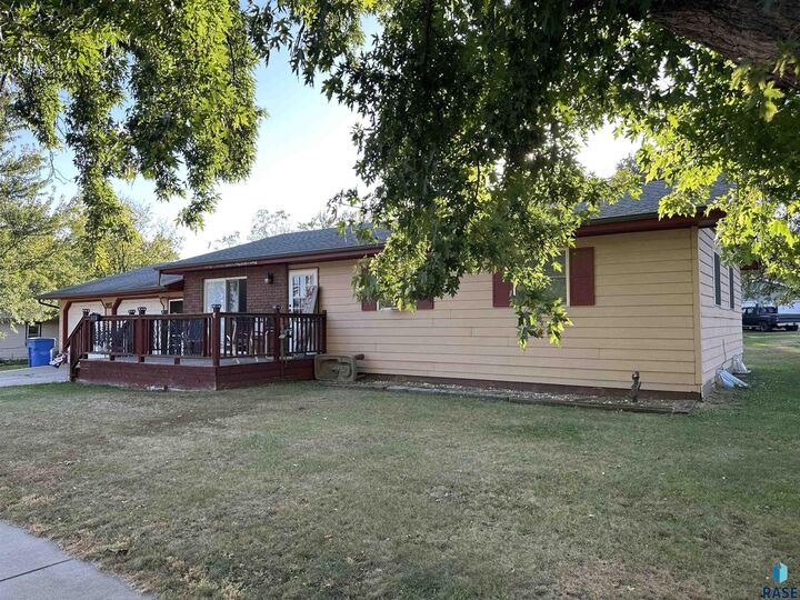 Property Photo:  915 N Liberty Ave  SD 57042 