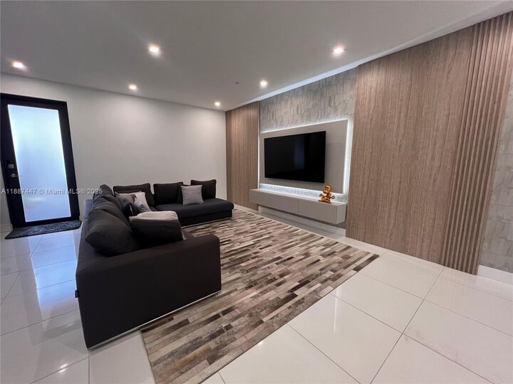 Property Photo:  10431 NW 82nd St 1  FL 33178 