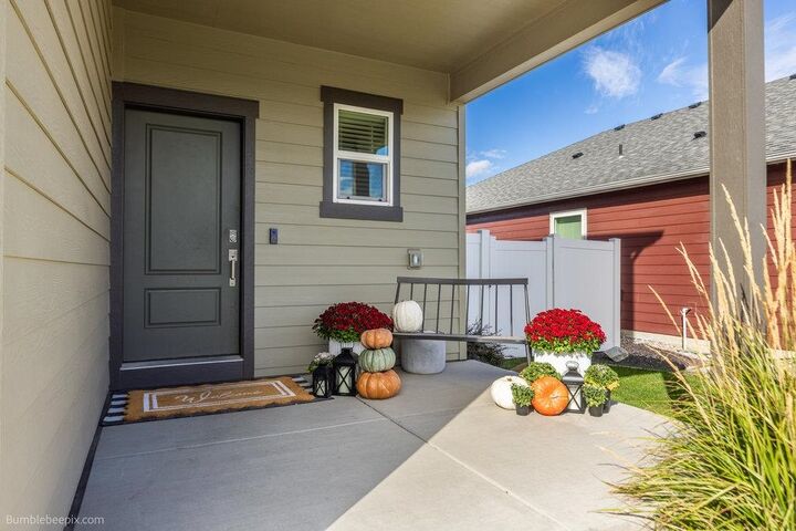 Property Photo:  1010 S Bannen Rd  WA 99037 