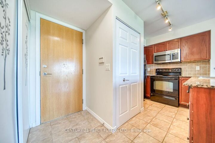 Property Photo:  340 Watson Street W 911  ON L1N 9G1 