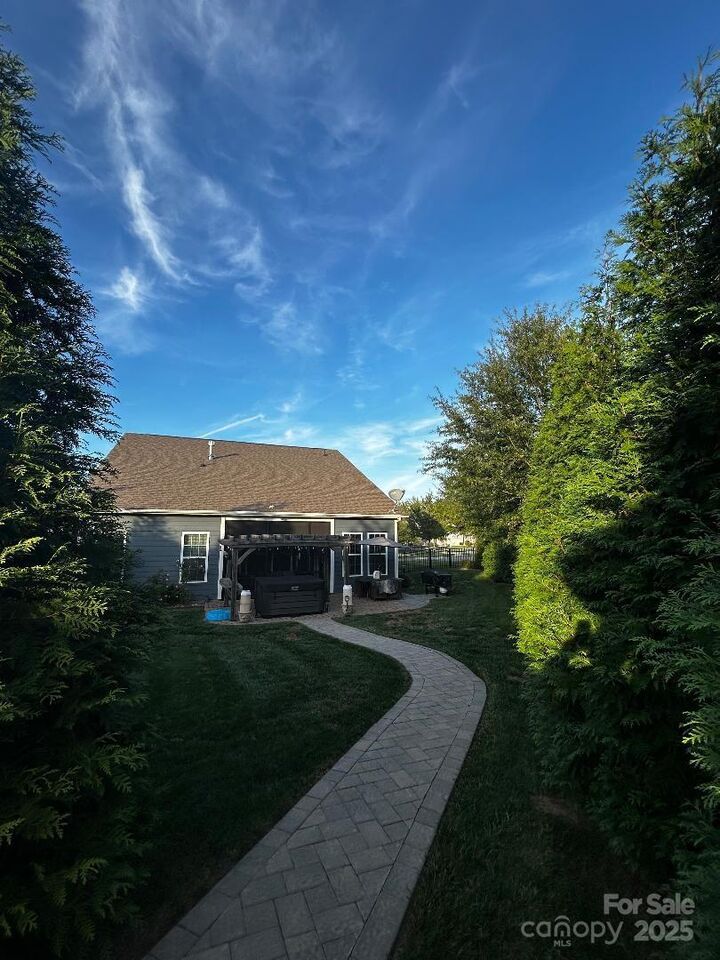 Property Photo:  107 Rosebay Drive  NC 20117 