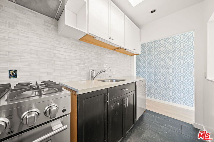 Property Photo:  1225 S Longwood Ave  CA 90019 