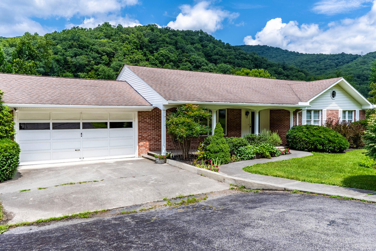 Property Photo:  2615 Greenbrier Dr  WV 25951 