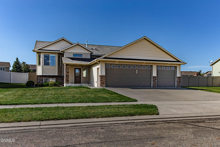 1805 Canyon Road SW  Mandan ND 58554 photo