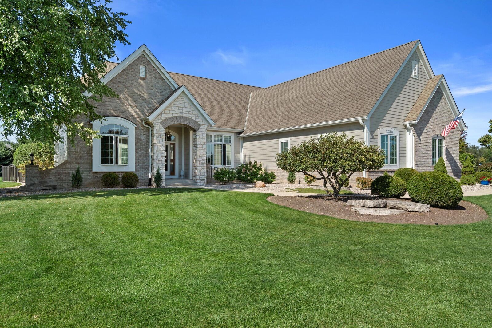 Property Photo:  W275n8489 Twin Pine Cir  WI 53029 