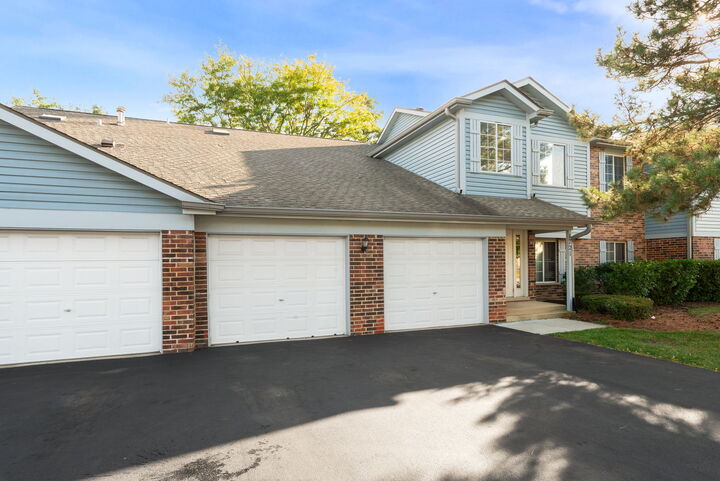 Property Photo: 1721 Chesapeake Lane 4 IL 60193
