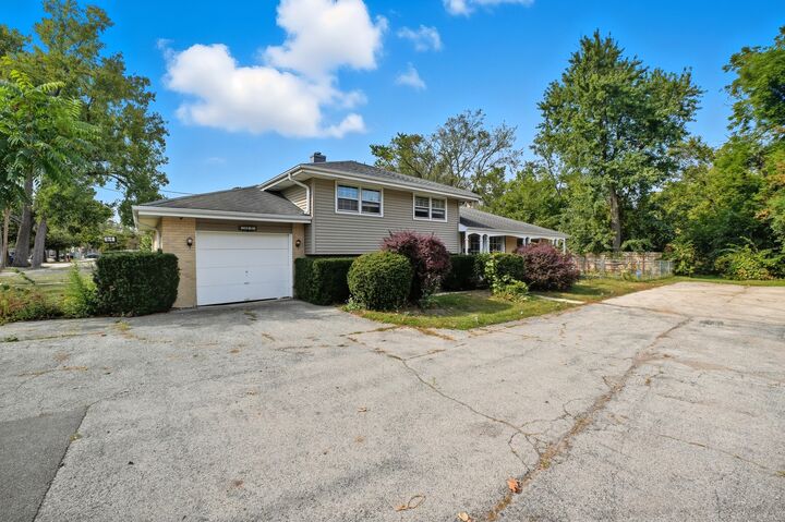 Property Photo: 1812 E Algonquin Road IL 60016